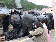 横川駅には週末いつもSLが来ているが今日はなんか違うプレートが付いてる