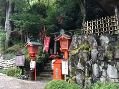 庭園にある由緒ある玉簾神社にお参り。