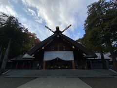 北海道神宮です

天気予報はあまりよくなかったけれど傘はささずにお参りできました