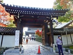 日下門から、東福寺境内へ。