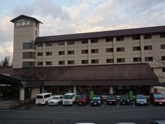 プラザホテル山麓荘に午後４時３０分に到着。チェックインしてすぐに大浴場と露天風呂に入る。