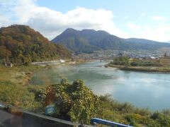 今日は曇りという天気予報でしたが
飯山線の途中には緑の自然風景が
広がっていました。