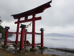 さらに進むと、御座石神社の鳥居が見える。湖に向かって立っている鳥居の姿が美しい。駐車場には食堂と公衆トイレもある。