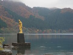 浮木神社から湖岸を歩くと湖上に黄金色の姿のたつこ像が見える。高村光太郎門下の彫刻家・舟越保武が制作したもの。田沢湖を１周した後、国道３４１号線で八幡平に向かった。
