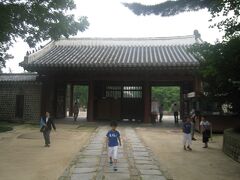 宗廟の入口

もとは、１４世紀の建築だったが、秀吉軍の攻撃の際消失し、１６８０年代に再建されたもののようだ。朝鮮総督府時代も消失を免れたようで、ユネスコの世界文化遺産に登録されている。