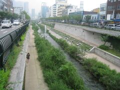 Cheonggyecheon清渓川
昔の川を掘り戻して復活させたところ。確かこのアイディアを出したソウル市長だったろう。。。追い詰められたのは。。。