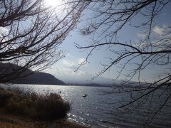 河口湖にやってきます。

逆光ながら富士山が拝めます。