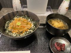 メニュー、沢山ありましたが。

ここのオリジナルだという、
「わや漬丼」というものにしてみました。
イカをメインにいくら、とびっこ、刻み昆布
ニンジン、など。沖漬け系の漬け丼。

函館来ておいてナンなんですけど、
私、ウニ食べれないんですよね…
食べ物の好き嫌いがほぼほぼない
私ですがウニ苦手。
イクラは大好き。でも、明日のホテルの
朝食でイクラあるし…と
内容物の少ない頭で数秒考えた結果。

オリジナルならここでしか食べれないから
わや漬け丼に。
小腹が空いている位のお腹具合だったので
お店の方と相談して
「おためしサイズ」にしました。
十分な量で、がごめ昆布のお味噌汁もセットで
980円