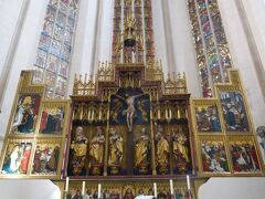 Klingengasseクリンゲン横町を真直ぐ行くと、リーメンシュナイダー作品がある聖ヤコブ教会である。
2009年のクリスマス時期に訪れたが、又見る事にした。

＜St.Jakobs-Kirche聖ヤコブ教会（1311~1485年）＞
14：00~14：20　入場料Euro4

一階に見られる東陣の主祭壇は聖血の祭壇ではない。Friedrich Herlin フリードリッヒ・ハーリンの作品で、金色に輝くこの祭壇はZwoelf-Boten-Altar十二使徒祭壇といい、1466年に奉献された。

写真はローテンブルク・聖ヤコブ教会：十二使徒祭壇