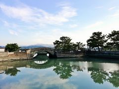 14:10
玉津島神社駐車場でバスを降りました。
道路を渡って、不老橋へ。

不老橋
1851年に完成したアーチ型の石橋。
ガイドのウツミさんに色々説明いただきましたが、うろ覚えのためネットで検索。
徳川家康を祀る東照宮の祭礼である和歌祭の時に、徳川家や東照宮関係の人々が御旅所に向かうために通行した「お成り道」に架けられたもの。
