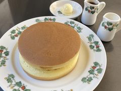 喫茶オープン10分前に様子見がてら、入店。
「六花亭の喫茶店はすぐ満席になる。
感染症対策でテーブルの間隔をあけて
席数が少なくなってるから満席時はかなり
待つ」と事前情報を得ていたので。

喫茶スペースの前に、順番待ちの名前と
人数を書く紙があったので記入。
ちなみに私は2番目でした。

11時オープンと共に、無事
入店。