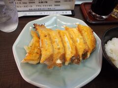栃木県入りしたら、すぐに昼ごはん。
宇都宮と言えば餃子、宇都宮みんみんへ。
焼き餃子。