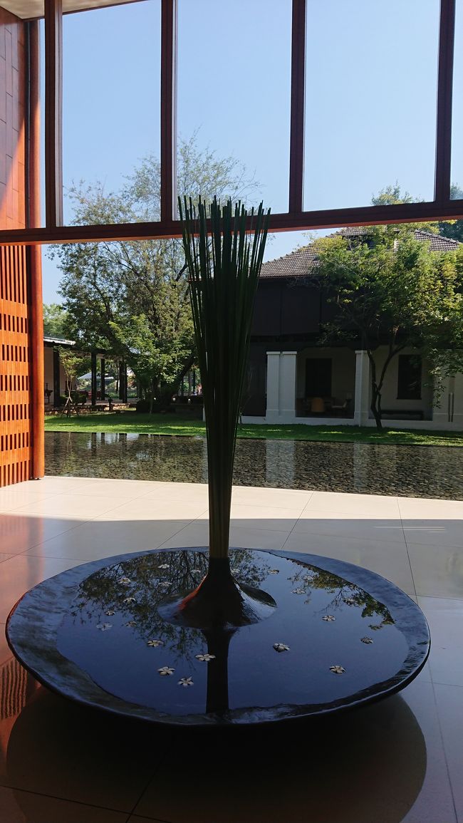 今回のホテル<br />アナンタラ・リゾート・チェンマイ。<br />タイ在住者プロモで、リバービューのお部屋が5,700Bでした。<br />フロントから、解放感がハンパない！