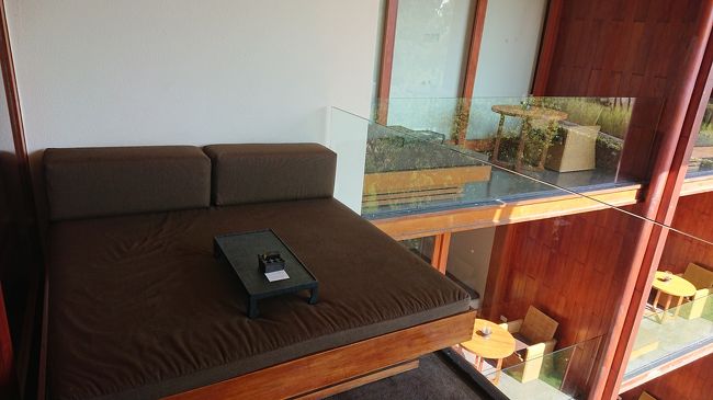 ベランダには多きなデイベッド。<br />喫煙者なので、灰皿も用意してくれてた◎<br /><br />あっ、お気付きかと思いますが、隣の部屋のベランダが丸見えなんですよ～<br />これが、ちょっとね……(>_<)