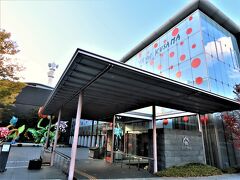 松本市美術館
２００２年４月開館の１０,１９５㎡の敷地に延べ７,７４１㎡の鉄筋コンクリート３階（一部４階）の美術館です。著名な芸術家、草間彌生さんはご当地松本市のご出身です。氏の作品があふれている当美術館を訪ねます。
