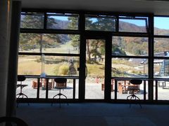 12：15着。高瀬ダム観光の後は途中のスキー場レストラン
「エスカルプラザ」で昼食をとりました。
「カラ～ン、コロ～ン」という良い響きの鐘の音
が聞こえて来たので外を見ました。
するとツアー客の仲間が結婚式用のチャペルの鐘を
鳴らしていました。
「彼等は何度目の結婚式かなぁ～。」