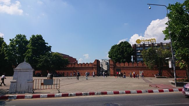 15分ほど歩いてターペー門に到着。<br />が、暑い!暑い!汗だく！<br />バンコクも涼しくなってきてたから、北のチェンマイはもっと涼しいだろうと思ってたのに……暑い!<br />しかも12時頃に外でたから、太陽は真上。<br />日差しが容赦ない……