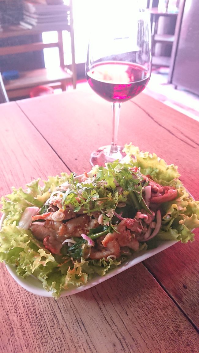 お腹も空いてたから、ヤム・ムー・ヤーン<br />(焼豚のサラダ)<br />ワイン1杯とこれで250B。<br />美味しかった(^-^)v<br /><br />お腹も満たされたけど、このまま歩いて行く気になれずお店の前に止まってたソンテウに声かけたら<br />「600Bでドイステープまで行って、そこから観光も連れてくよ」<br />でも、何度も来ているチェンマイで「観光はいらないから、ドイステープとワット・チャイモンコンだけでいいから500Bで」と、交渉成立。<br />少し高いと思ったけど、今は観光客もほぼ居ないし、みんな大変なので……ね。