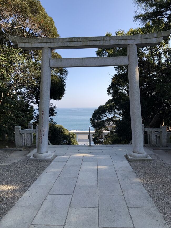 鳥居から海が見えます。