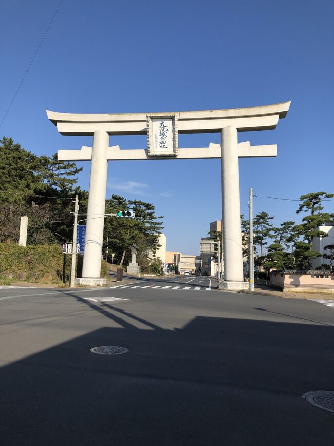 磯前神社前の通りにも大きな鳥居が。鳥居がたくさん！