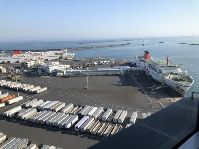 この船はどこへ行くのでしょう。マリンタワーは展望台とその下のカフェ、1階のショップのみで何だかもったいないつくりです。