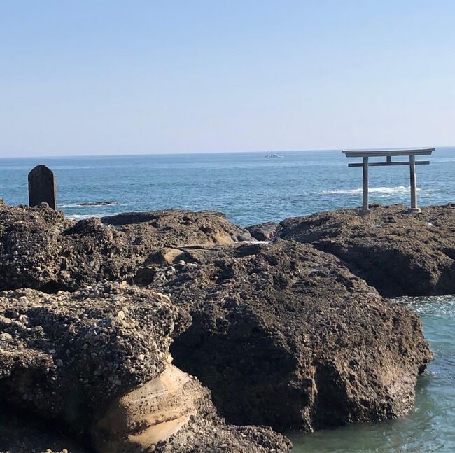 道路を渡って神磯の鳥居へ。