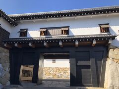 いよいよ今治城へ。今治城の鉄御門。入城料520円。