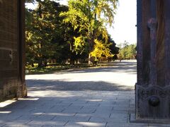 そして本能寺から京都御所を目指します。
ここで、交通機関を調べてたはずが、訳わからなくなって地図みて、「歩けそう！」と思ってしまい、歩いたのが間違いでした。
遠かった、、、
御所についてからもめっちゃ広いし、、、
お散歩にはいいと思います。