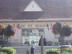 Dijonからローカル電車でBeauneへ。
Beaune駅は小さくて可愛い。
駅の中にこじんまりとしたインフォメーションセンターがあります。