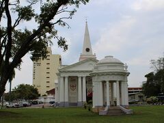 ９時２０分、チュリア通りから海に向かって歩いていったところに、緑の芝生に囲まれた、白亜の尖塔が印象的な西洋風の建物を発見。

1818年に完成した東南アジアで最も古い英国国教会（Anglican church）の教会、セント・ジョージ教会（St George's Church）です。

第二次世界大戦で被害を受けた後に一度修復、2008年にジョージタウンが世界遺産登録された後の2011年に再修復され、創建当時の姿を今に伝え続けています。