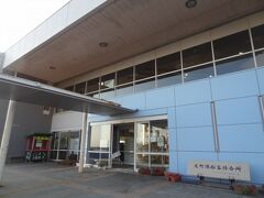 15:40
岡田港から17分。
元町港に着きました。

この建物は、元町港船客待合所です。
元町は大島町の中心となり、メインとなる港です。
岡田港の船客待合所が立派な建物になりましたが、こちらも立派な建物ですね。