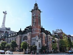 ●横浜市開港記念会館（ジャックの塔）

そして引き続き、クイーンの塔から歩いて数分のところにある「横浜市開港記念会館」、通称ジャックの塔へ。
「横浜三塔」の中で最も古い大正時代の1917年に完成した建物で、赤レンガ造りのクラシックな外観が、この前訪れた「東京駅」や「三菱一号館」と雰囲気が似てて、とっても素敵ですね～。


◇ぷらっと東京さんぽ《Scene.2》～丸の内プチ散策＆東京ステーションホテルステイ～
　https://4travel.jp/travelogue/11646100