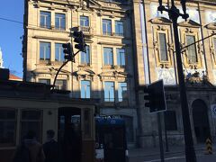 まず現れたのはサント・アントーニオ・ドス・コングレガードス教会。ここもアズレージョで飾られた落ち着いた感じの協会です。前の通りには路面電車が走っています。