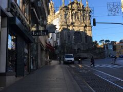 今日もポルトは晴天です。本格的にポルトの街の徘徊を開始します。
ホテルを出るとイルデフォンソ教会が朝日に映えています。すっきりと晴れ、すっきりと冷たい朝の空気。きっと今日もいい日になります。ポルトの空も青いなぁ。
今日はドェロ川対岸のセラ・ド・ピラール修道院を目指します。そしてポルトワインの試飲！僕の旅には珍しく目的がありますね。で、今回は頑張って位置情報も入れてみました。僕の移動過程がわかって臨場感がでますね。
ホテルの前の道からディ・ジャネイロ通りを抜けていきます。