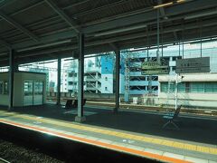 近鉄四日市駅に到着。へえ、「しまかぜ」って四日市停車するんだ。