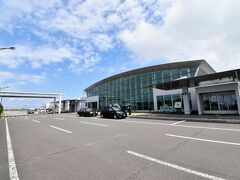 定期航空路線が廃線になってしまった礼文空港とは対照的に立派なビルを構える利尻空港。
壁面がガラス張りの今風な空港です。