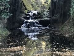 ずっと下って行ったところに、突如現れます。

濃溝の滝、亀岩の洞窟です。