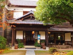 その後　手織りの郷　金剛苑へ移動
車で走ること５分くらい
この建物はもともと小学校建屋だったらしく、ここへ移築したとの事
中では麻の糸や生地、それでこさえた帽子などが売られている。