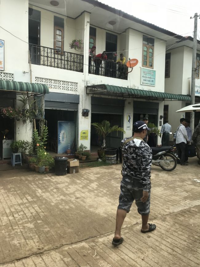 宿の前に大型車が停まって促されるままに乗り込みました。<br />その後、いくつか宿を回ってピックアップを始めたので、このまま国境行き？と思いましたが、一度、ダウェイ郊外のミニバスターミナルのようなところで降ろされました。