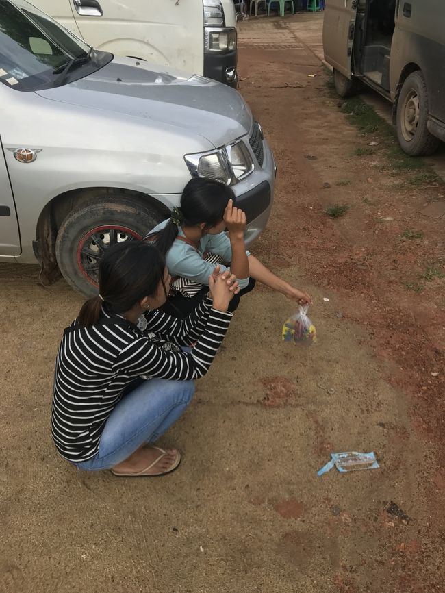 たしか45分～1時間くらい待たされました。<br />同じく待ちぼうけするミャンマーレディース。