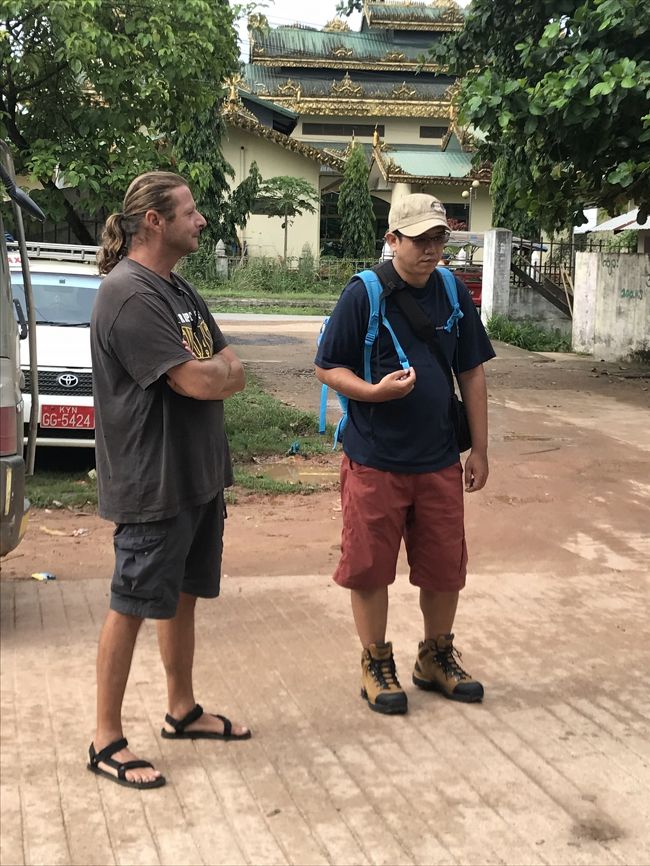 右が同じ宿から来た例のSimon、左がその仲間。<br />Simonは英語ペラペラの台湾人。もう一人はイタリア人、名前は忘れました。(Antonioだったかな？)<br /><br />イタリア人は<br />「膝が痛いから俺は助手席に座らせてくれ」と言ったり、<br />「俺の横には誰も座らせたくねぇな。美女を除いてな、Hahaha!!」<br />と抜かしたりしていたので、「うるせえ、このくそチリ毛野郎！」と思って、心の中で「チ〇毛太郎」と名付けました。