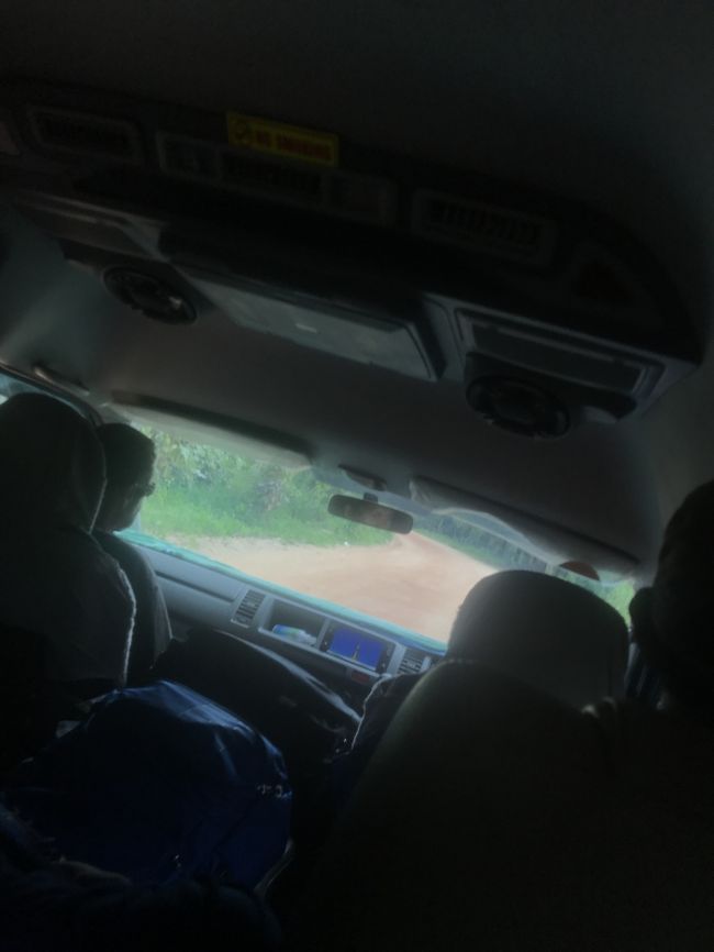 車内の様子。<br />ガタガタ道なので酔わないように外を見ようとしますが、遮光ガラスになっているので暗く、景色が見づらいです。