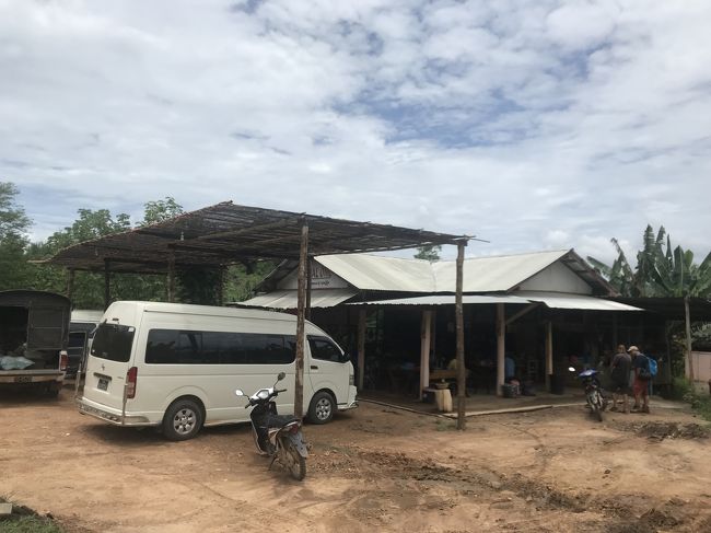 途中の休憩所。売店と軽食屋とトイレがありました。<br />映っている白い車でダウェイから来ました。