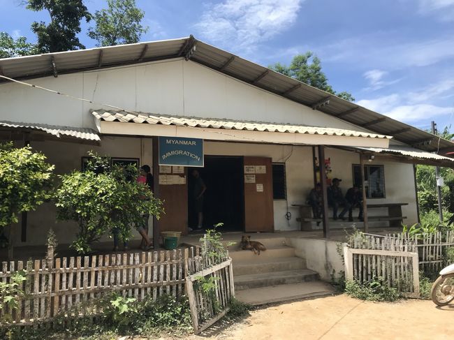 建物の内部は撮影禁止。<br />銃を持った警備員がいたので、隠し撮りも止めておきました。。。<br />中には指名手配犯の顔写真が十数枚並んでいました。<br />国境を跨ぐ犯罪者、悪のシンジゲートって感じでなんだかカッコいい気もしますが、平和な空気が漂う辺境の地で手配写真を見ると「しょうもない犯罪で手配されたら面白いなぁ・・・田んぼ荒らしとか、セクハラとか。」といった妄想に励んでしまいます。