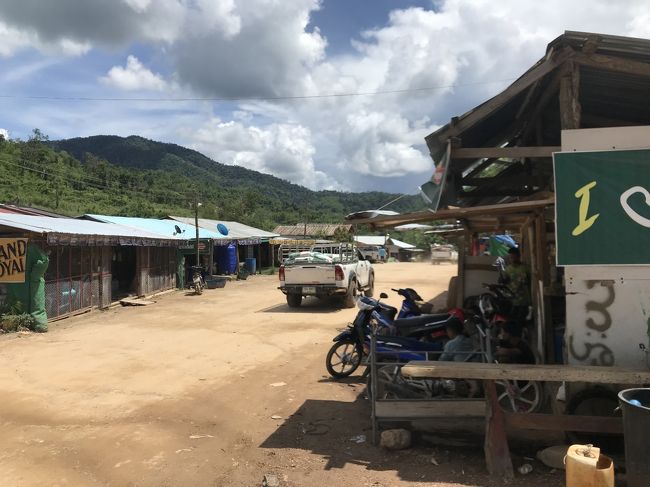 何の建物なのか、何の店なのか、ここにいる人々はどうやって生計を立てているのか。<br /><br />すべて謎です。<br /><br />（※2020年現在、Google Mapではレストラン、宿泊施設、カラオケバー、果てはカジノなんて地図記号が並びますが、2018年当時はそんな雰囲気はありませんでした。。。隠れて営業していたのか？）