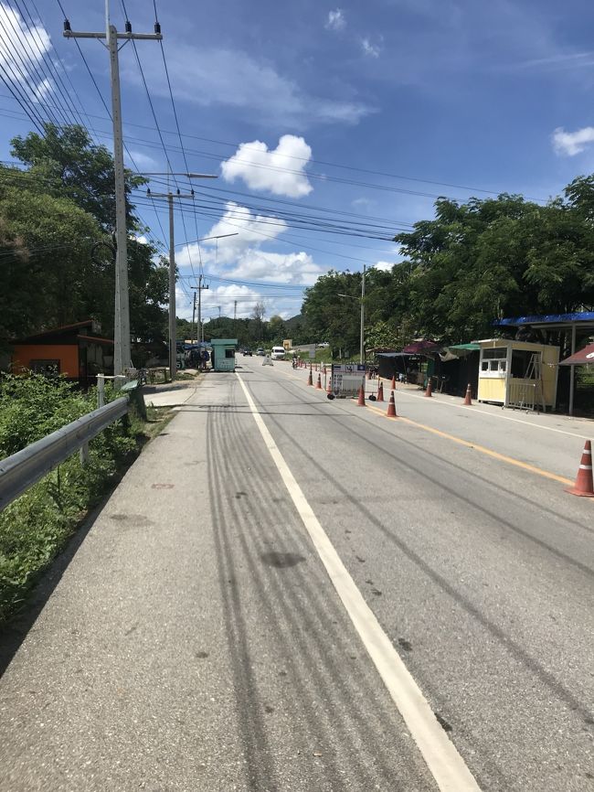 管理事務所を後に。<br />近隣の街、カーンチャナブリまでのミニバンやミニバスのキャッチの人々がわらわらと出てきました。<br />運賃相場はわかっていたので、適当にミニバスのキャッチを捕まえて、チケットを買います。<br />ミャンマーからのミニバス組も三々五々に解散です。さよなら、Simonと毛太郎。