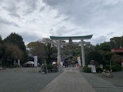 歩いていると出雲大社相模分祠の看板が。行ってみると立派な鳥居です。