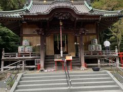 白笹稲荷神社の入り口は立派な鳥居がありましたが、中は割とこじんまりしていました。