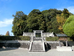 国営飛鳥歴史公園から車で1分くらい、天武・持統天皇陵に来ました。
天武天皇と持統天皇はご夫婦です。
持統天皇は天武天皇の兄・天智天皇の娘です。
叔父と姪の結婚なのですね。

というかこの頃は普通に兄妹婚あったそうですね。同母兄妹は×で異母兄妹ならOKとか。