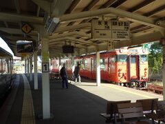 10:35 伏木駅に停車、歴史感じる大きなホーム、上り列車と交換です